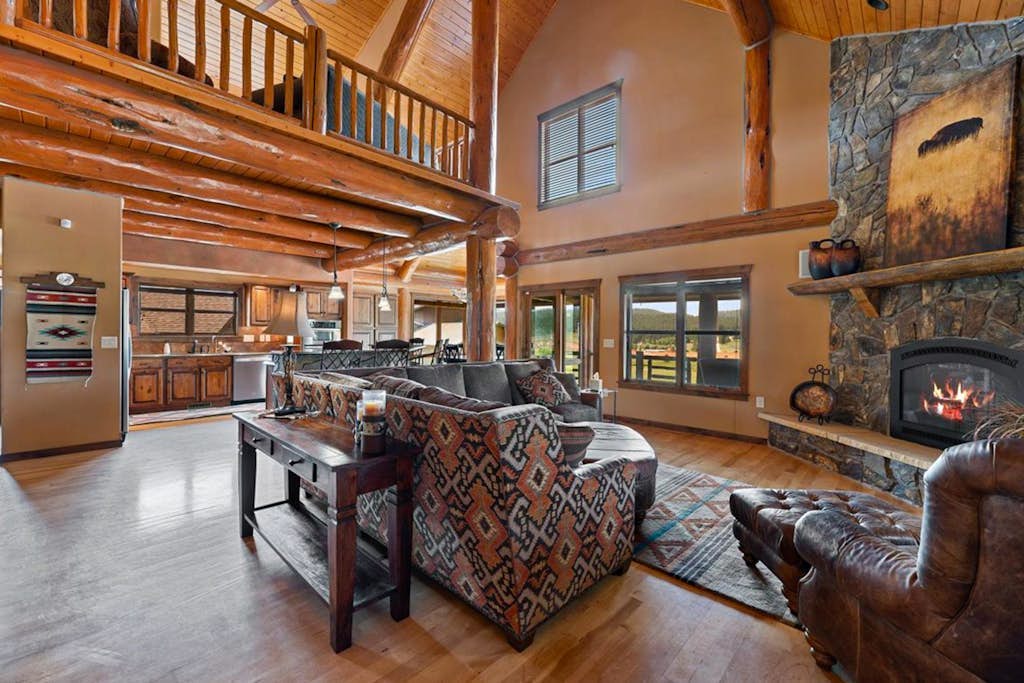 Gorgeous lodge with mountain views, fireplace, game room, hot tub & grill