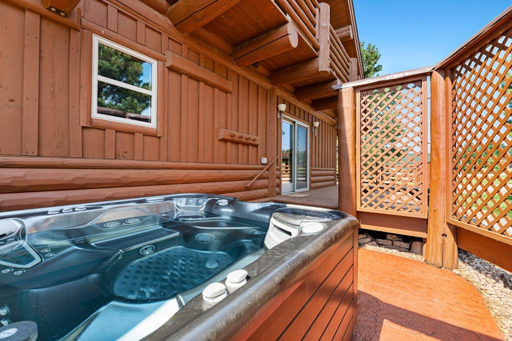 Gorgeous lodge with mountain views, fireplace, game room, hot tub & grill