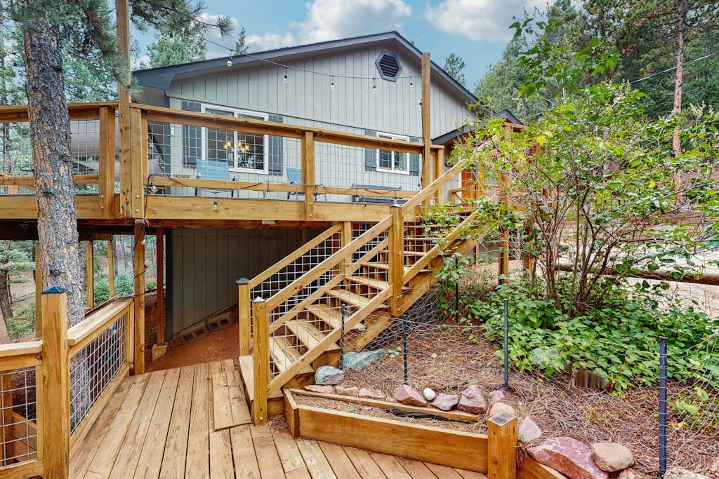 Cozy dog-friendly mountain home with mountain views and fenced in yard