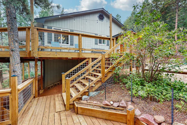 Cozy dog-friendly mountain home with mountain views and fenced in yard