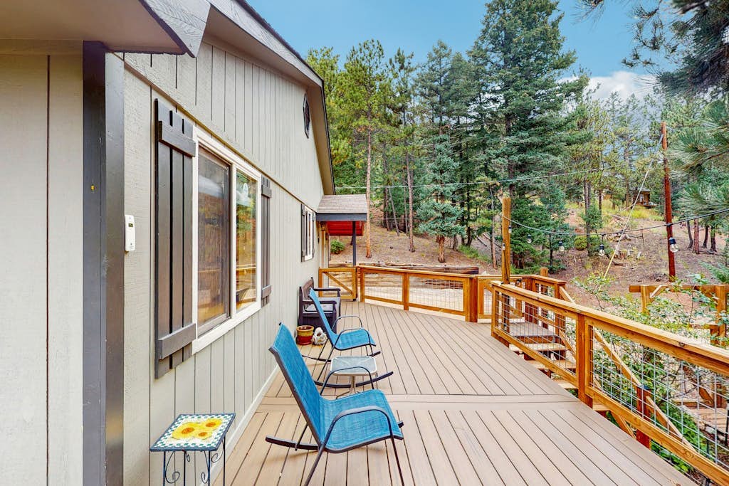 Cozy dog-friendly mountain home with mountain views and fenced in yard