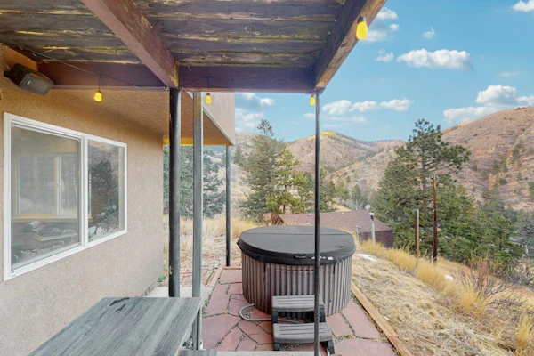 Mountainview apartment with private hot tub and dog-friendly perks