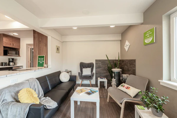 Mountainview apartment with private hot tub and dog-friendly perks