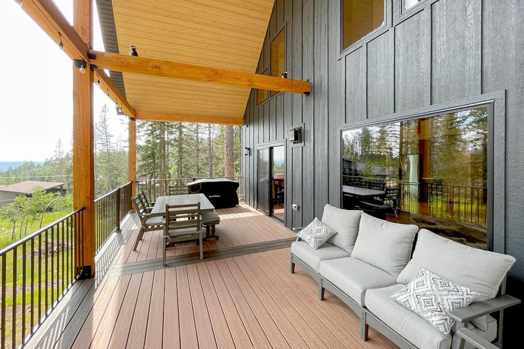Brand new chalet w/gourmet kitchen, fireplace, deck & grill - walk to skiing