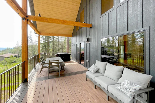Brand new chalet w/gourmet kitchen, fireplace, deck & grill - walk to skiing