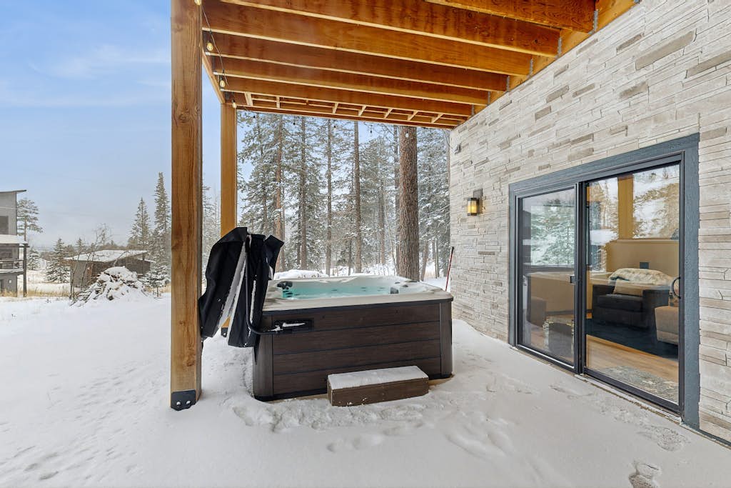 Brand new chalet w/gourmet kitchen, fireplace, deck & grill - walk to skiing