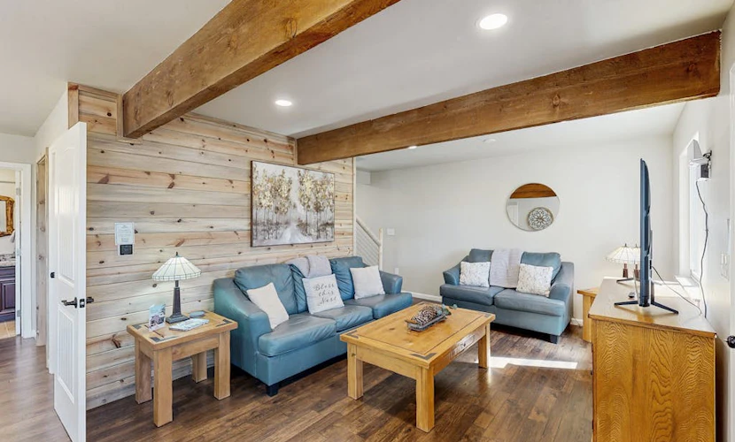 Spacious home with fast wifi, kitchen & large deck