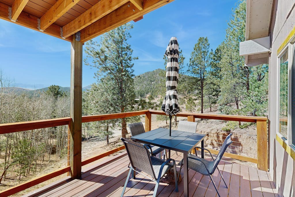 Spacious home with fast wifi, kitchen & large deck