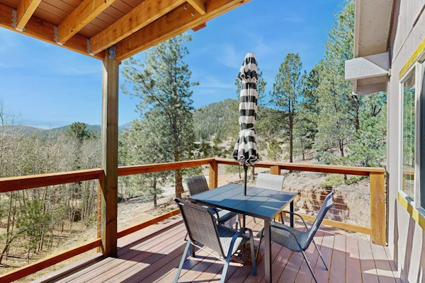 Spacious home with fast wifi, kitchen & large deck