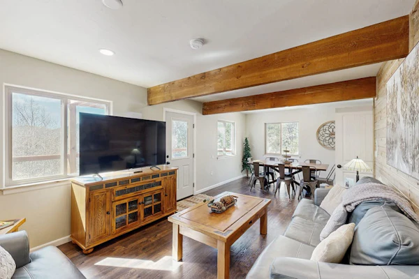 Spacious home with fast wifi, kitchen & large deck