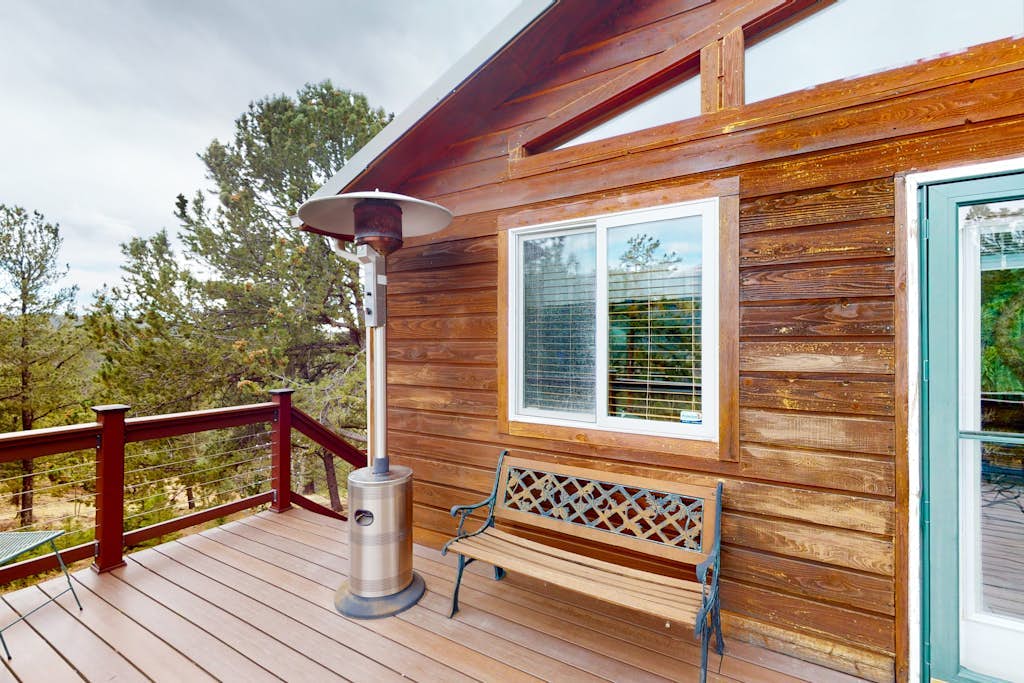 2-story mtn-view home with grill, washer/dryer, streaming, patio, deck, kitchen