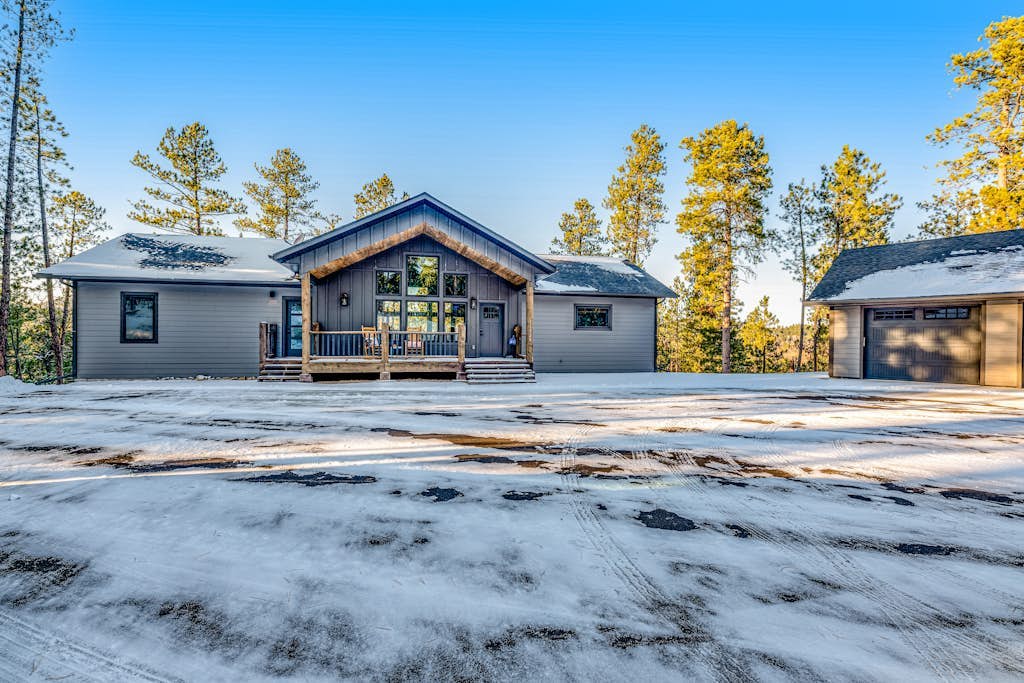 Luxury lodge with pool table, grill, breathtaking views, hot tub, firepit & WiFi
