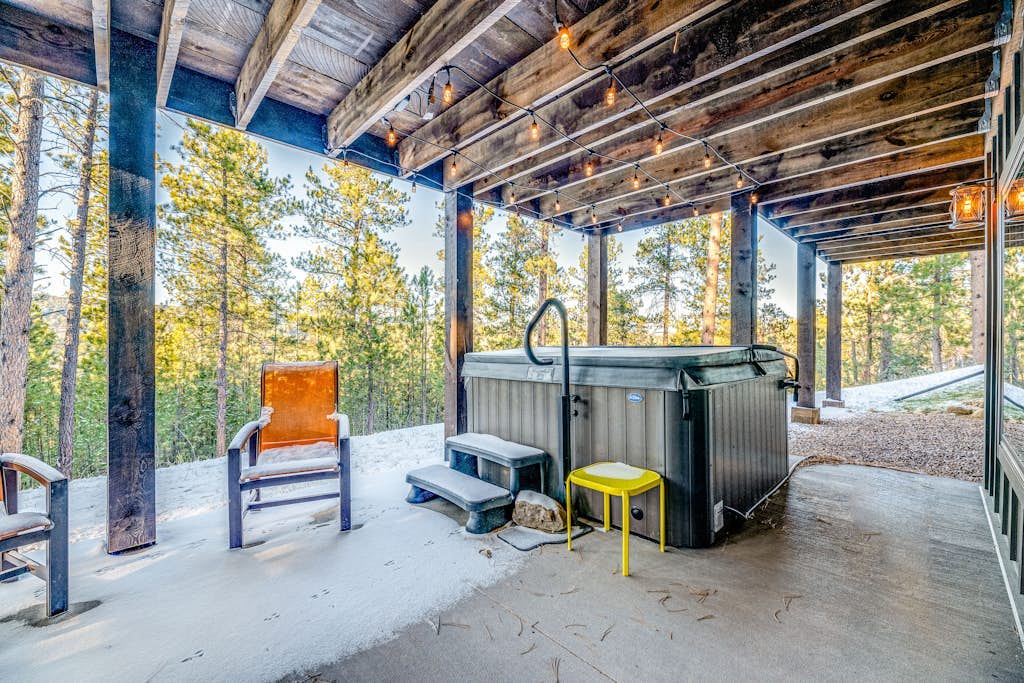 Luxury lodge with pool table, grill, breathtaking views, hot tub, firepit & WiFi