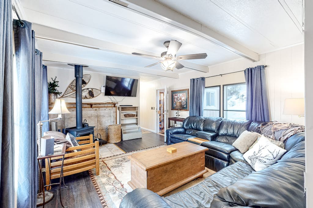 Dog-friendly rustic cabin with a wood-burning fireplace, porch, and washer/dryer