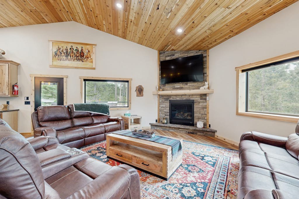 Stunning & spacious house w/ private hot tub, secluded, W/D