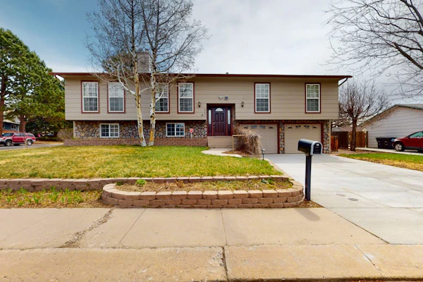 Dog-friendly home with upper/lower decks, fireplaces, grill, & great location