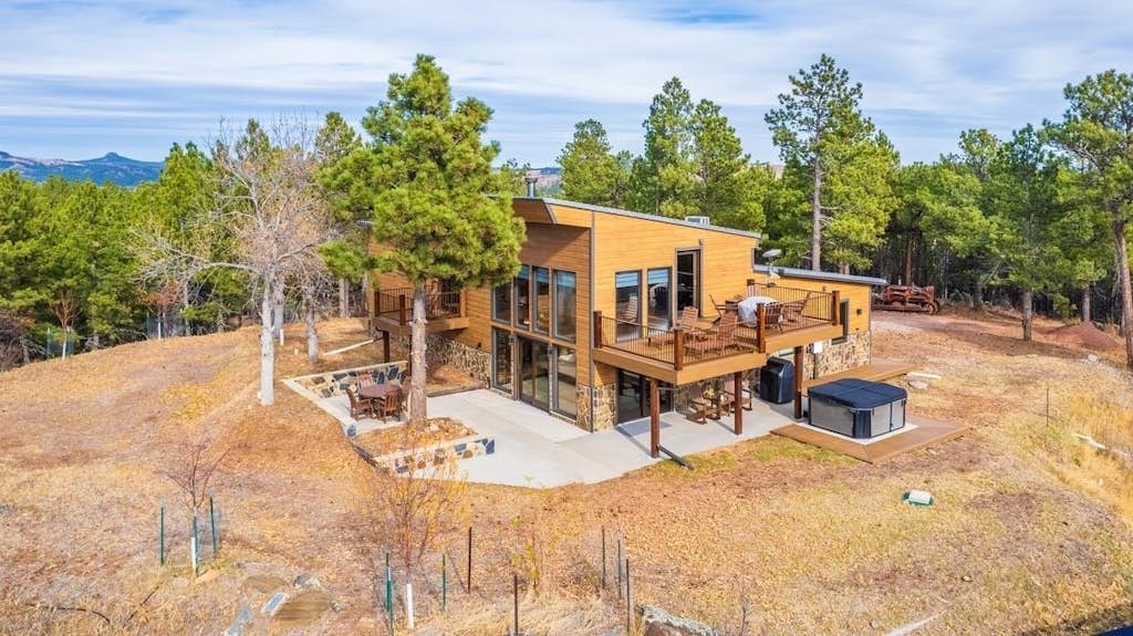 Unmatched views of Mt. Rushmore and Black Elk Peak on 17 acres with hot tub