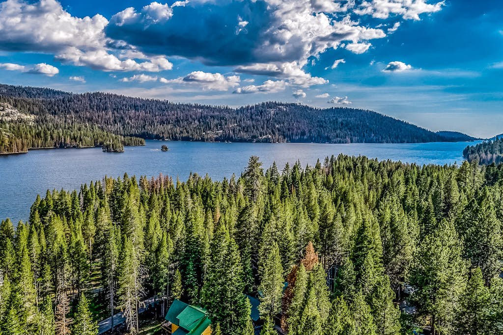 Mountain retreat near the lake & skiing with deck, shared pool & grill