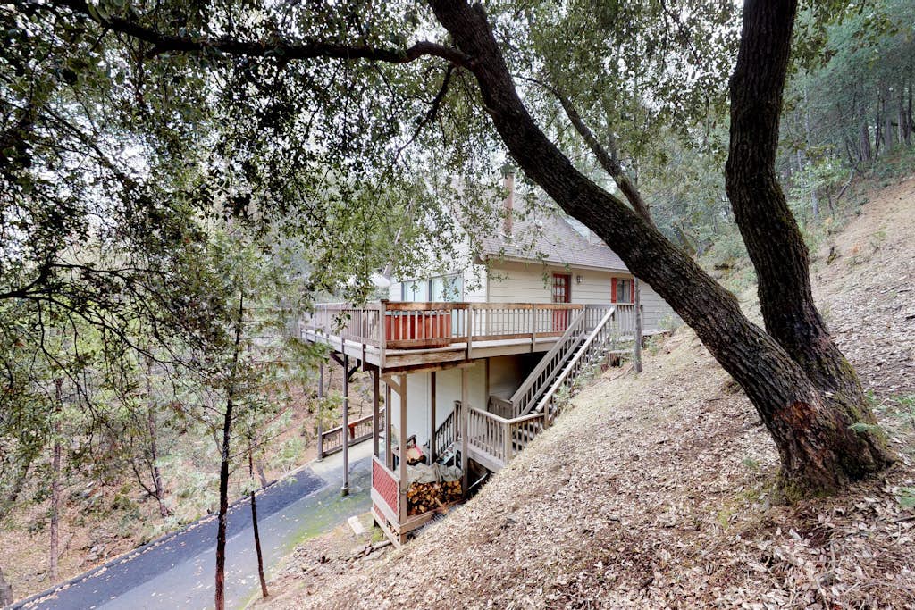 Cozy forest chalet with free WiFi, wood fireplace, pool, golf & beach access