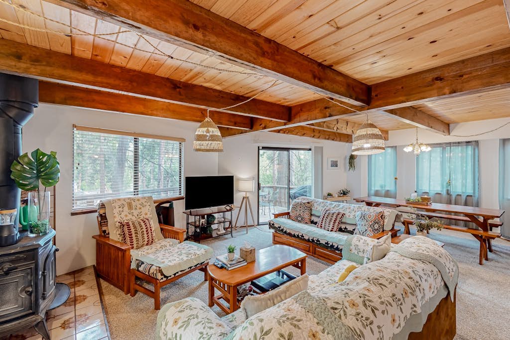 Large cabin with pool and lake access - near ski resorts