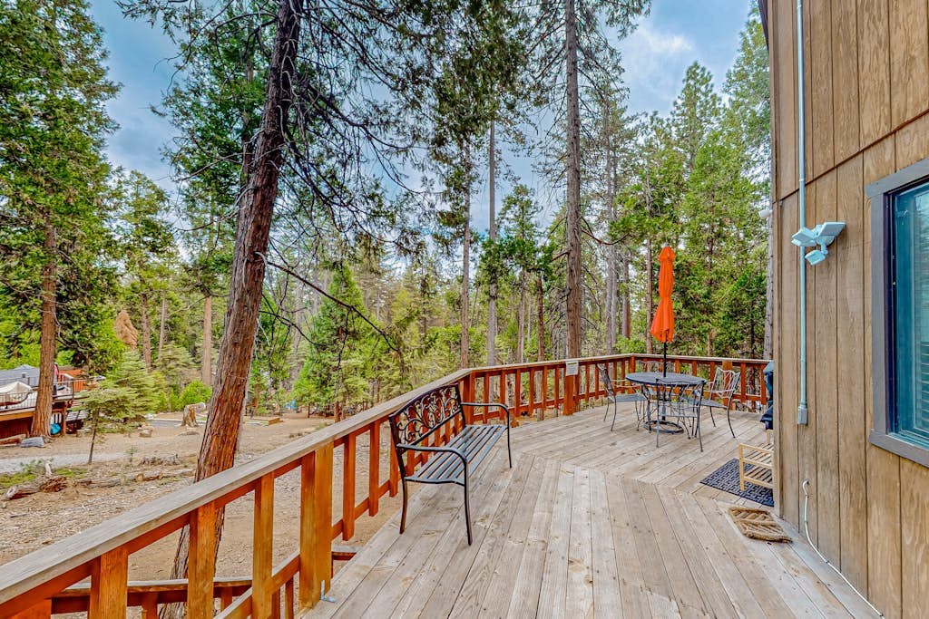 Large cabin with pool and lake access - near ski resorts