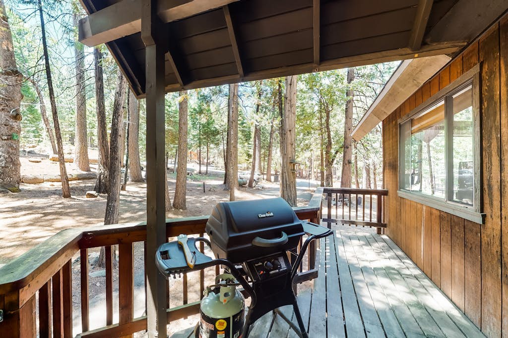 Charming rustic retreat away from it all with great loft, foosball, & cozy deck