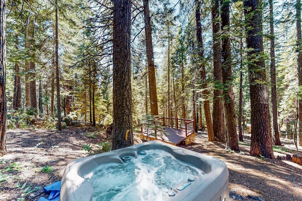 Stylish A-frame cabin with full kitchen, loft & spacious deck - dog-friendly