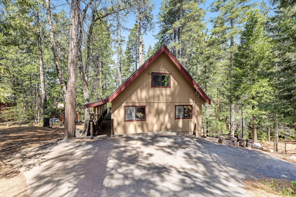 Beautiful Blue Lake Springs cabin with fireplace, deck, and private W/D