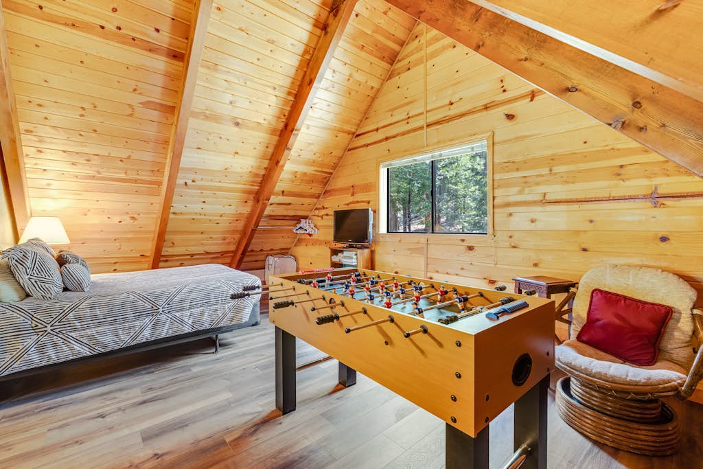 Beautiful Blue Lake Springs cabin with fireplace, deck, and private W/D