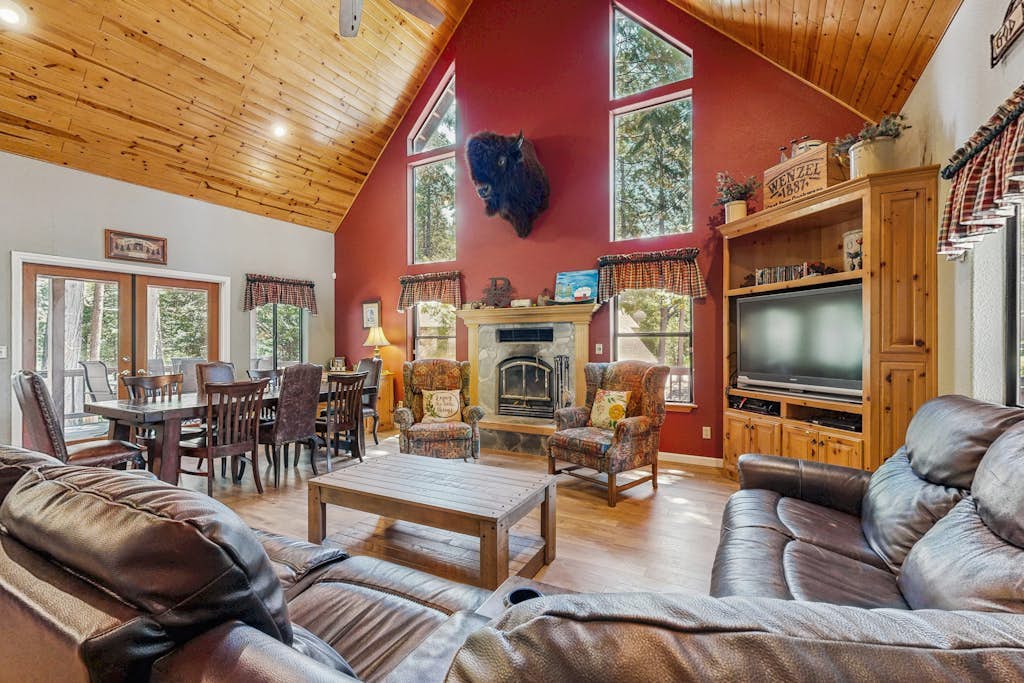 Rustic cabin with WiFi, washer/dryer, multiple decks, & beautiful forest views