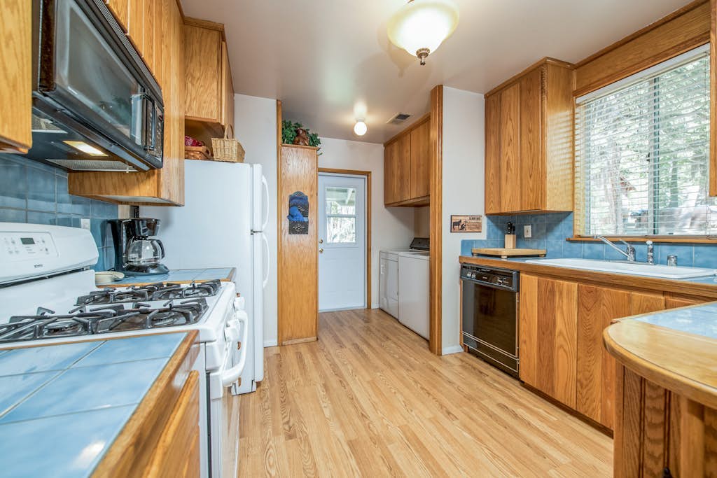 Rustic 2BR Cabin w/Loft, Large Deck, Wifi & W/D