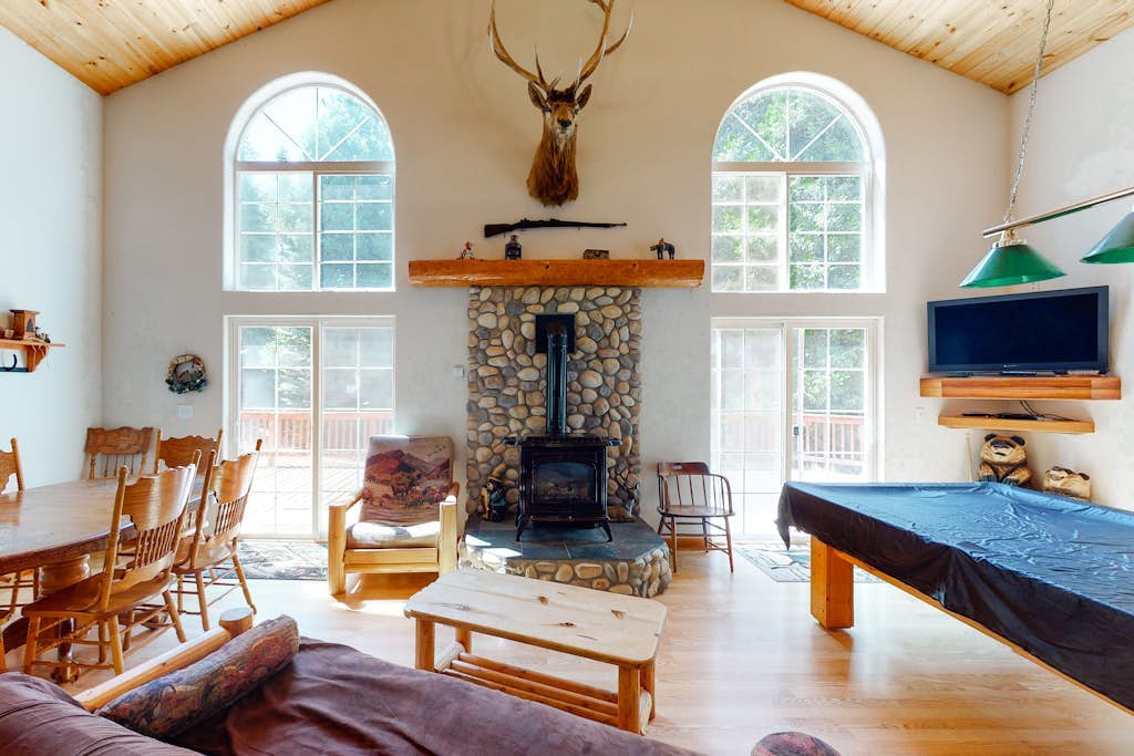 Dreamy mountain house w/large wood deck & private pool table - Dogs ok