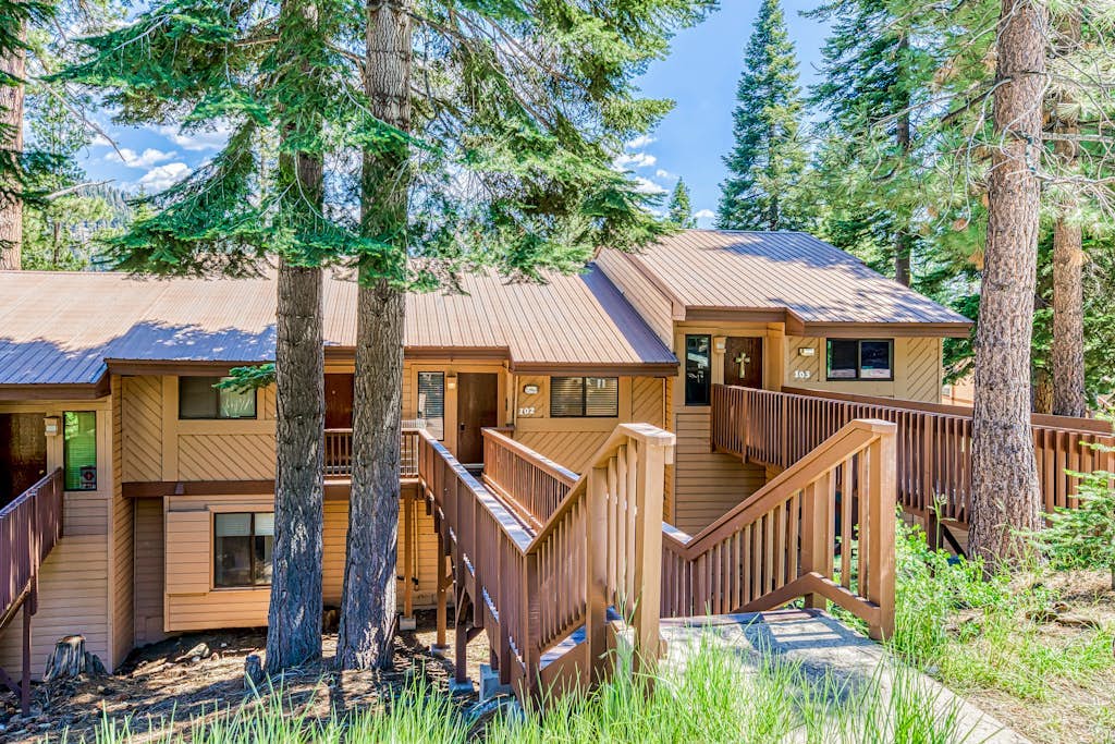 2BR Mountain-View Condo w/2 decks, Wifi, & Private W/D