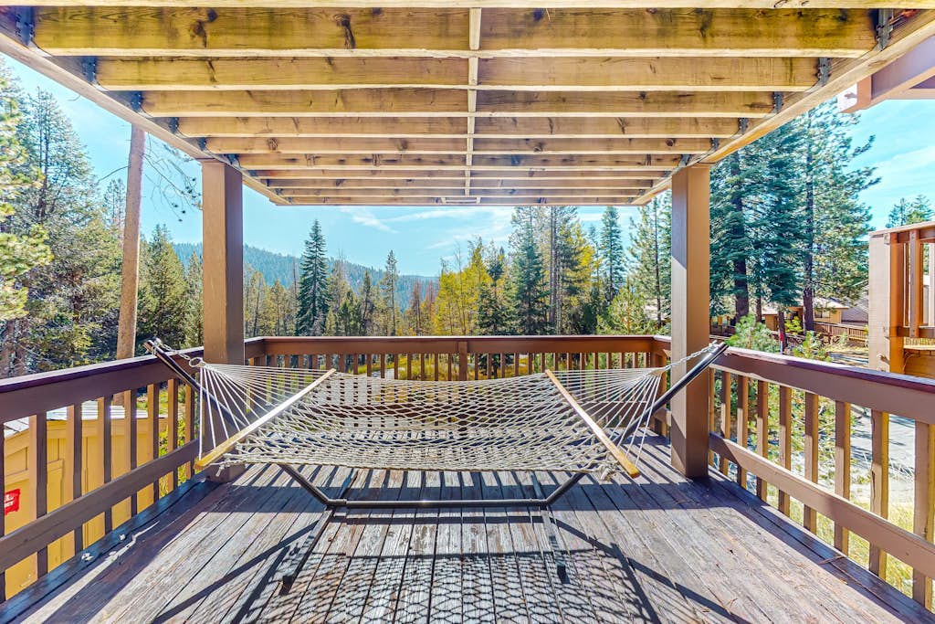 2BR Mountain-View Condo w/2 decks, Wifi, & Private W/D