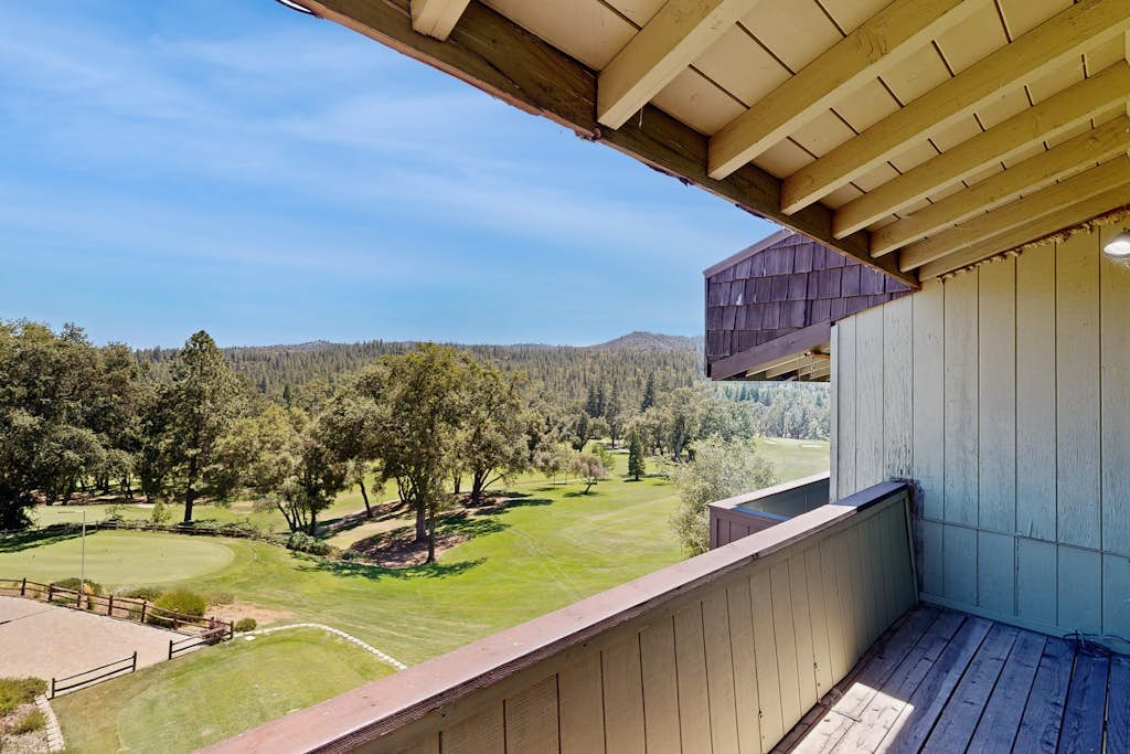 Home located on golf course with pool access, wifi, and outdoor dining