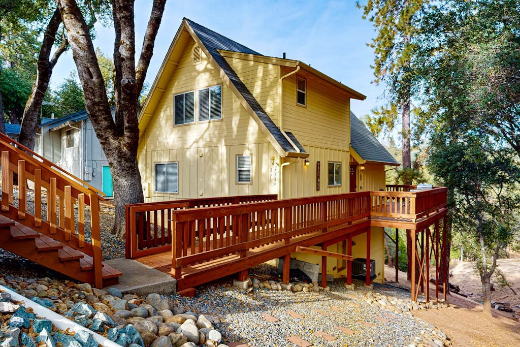 Serene home with spacious deck, fireplace, loft, nearby amenities, dog friendly
