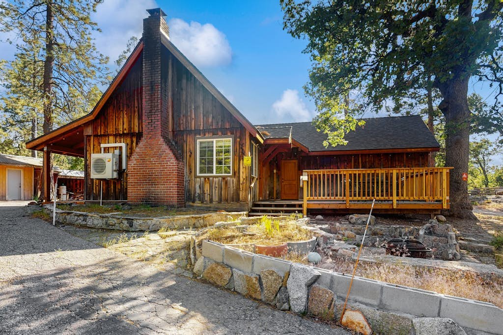 Updated, Dog-friendly Cabin with Fireplace, Washer and Dryer Near Lake