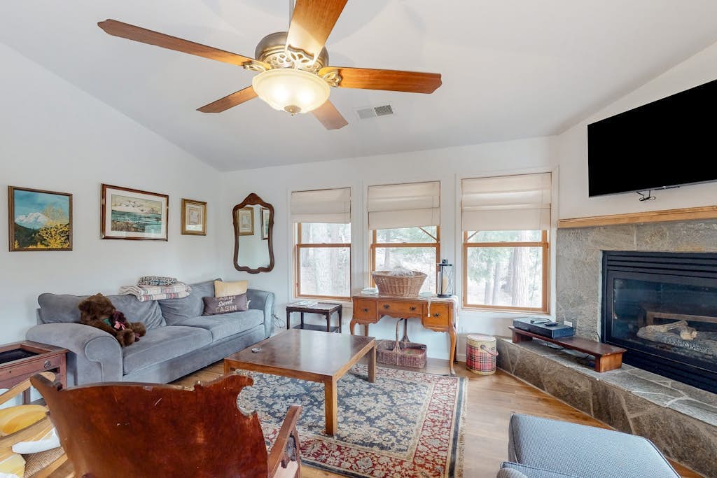 Dog-friendly private cabin with pool table, jetted tub, deck, streaming, W/D, AC