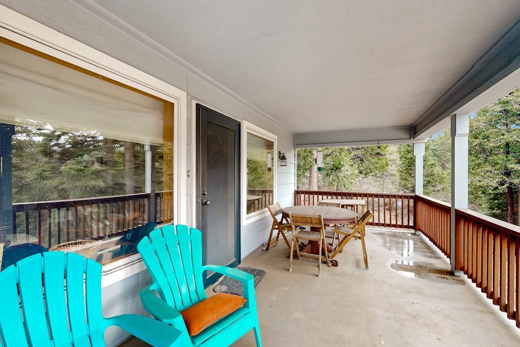 Dog-friendly private cabin with pool table, jetted tub, deck, streaming, W/D, AC