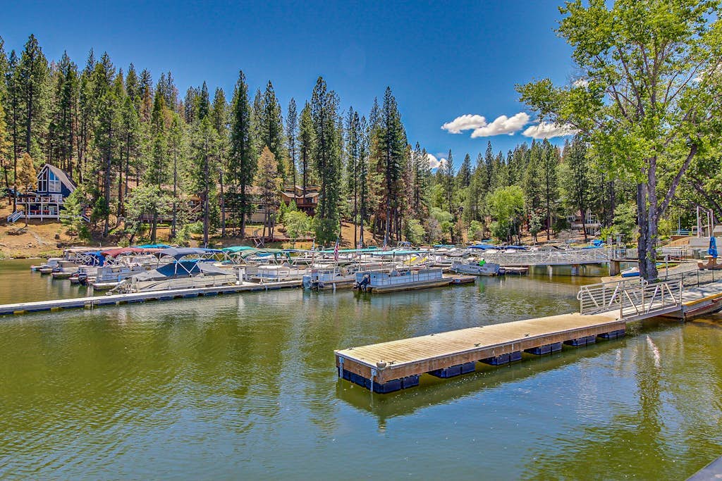 Spacious & airy home with 2 decks & shared pool - walk to Pine Mountain Lake Marina