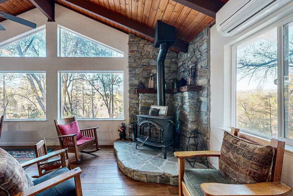 Spacious & airy home with 2 decks & shared pool - walk to Pine Mountain Lake Marina