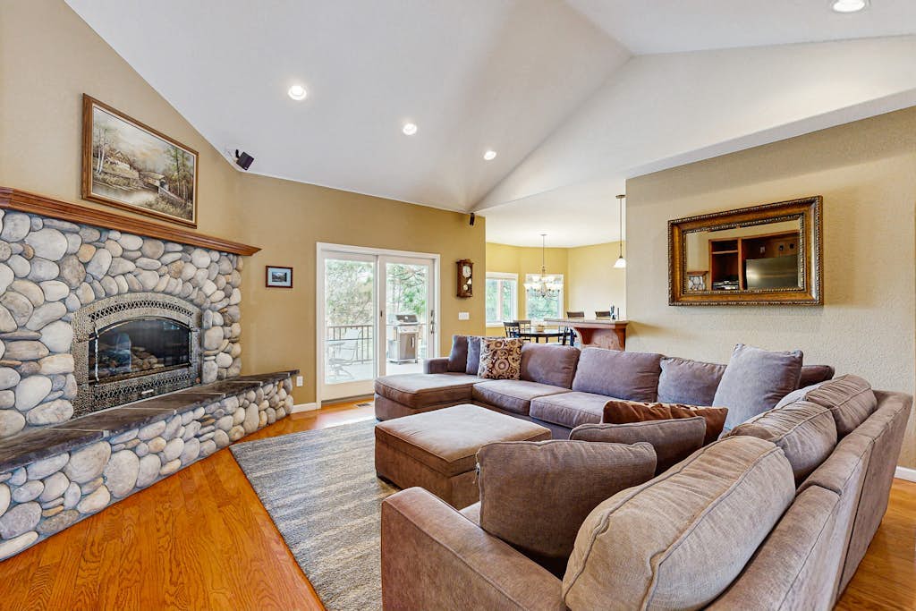 Tasteful cabin 25 miles from Yosemite with access to pools, a lake & more