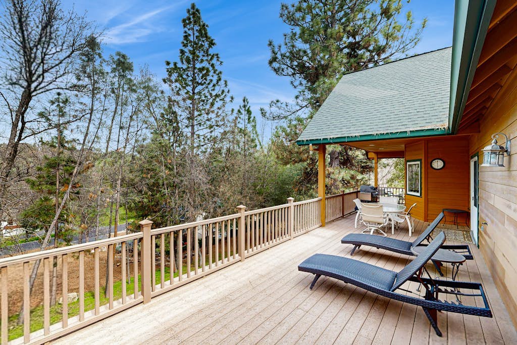 Tasteful cabin 25 miles from Yosemite with access to pools, a lake & more
