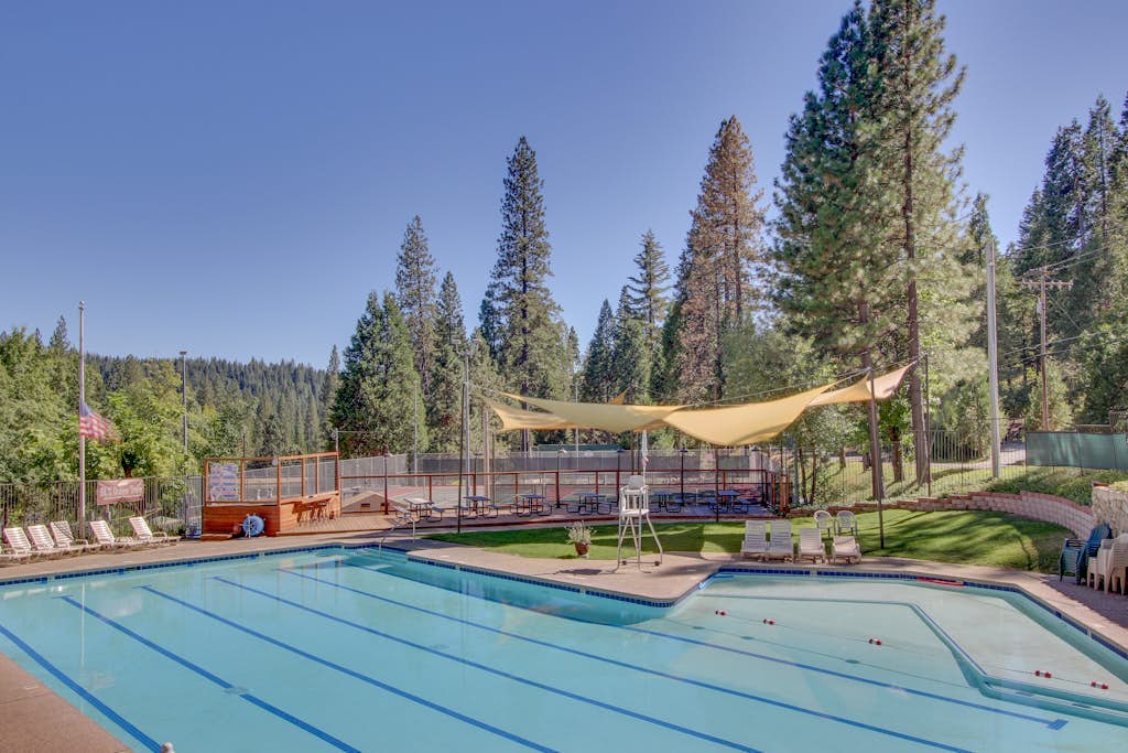 Chalet with views, recreation facility, lake access - seasonal pool