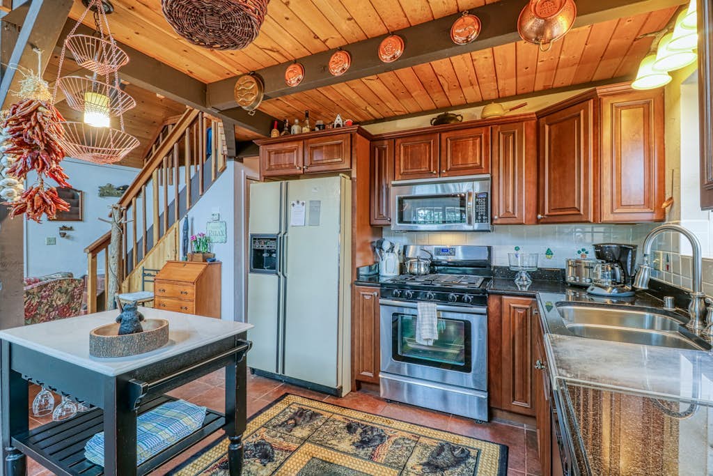 Chalet with views, recreation facility, lake access - seasonal pool