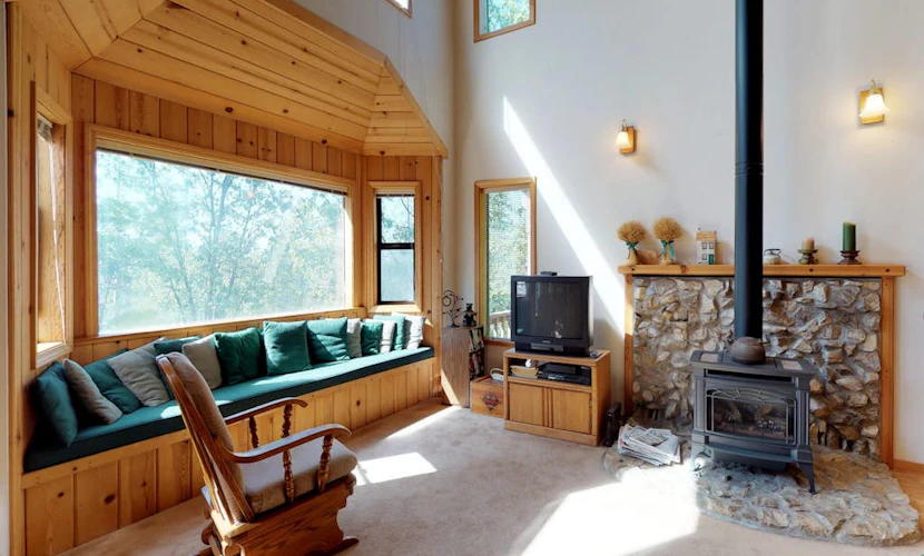 Dog-friendly mountain cabin with gas fireplace near skiing