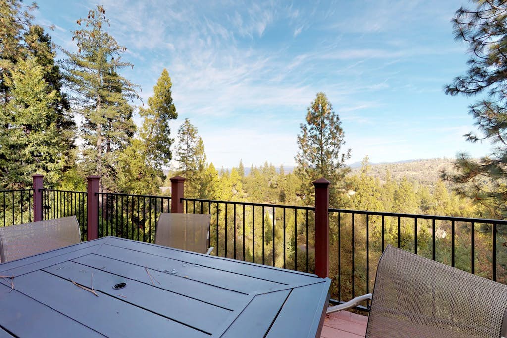 Spacious Chalet w/ Views, Private W/D, WiFi, Large Deck, & 2 Lofts