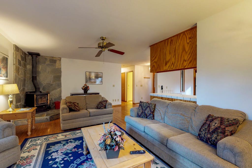 Comfortable 3BR home - walk to beach - golf on site