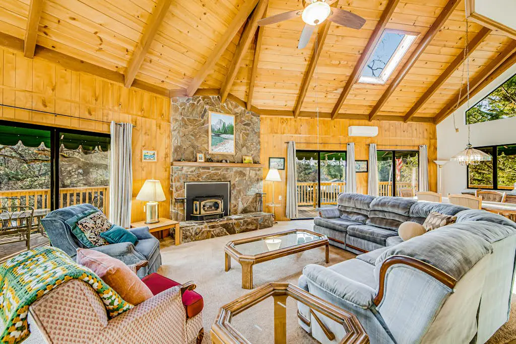 Rustic Lakefront Retreat