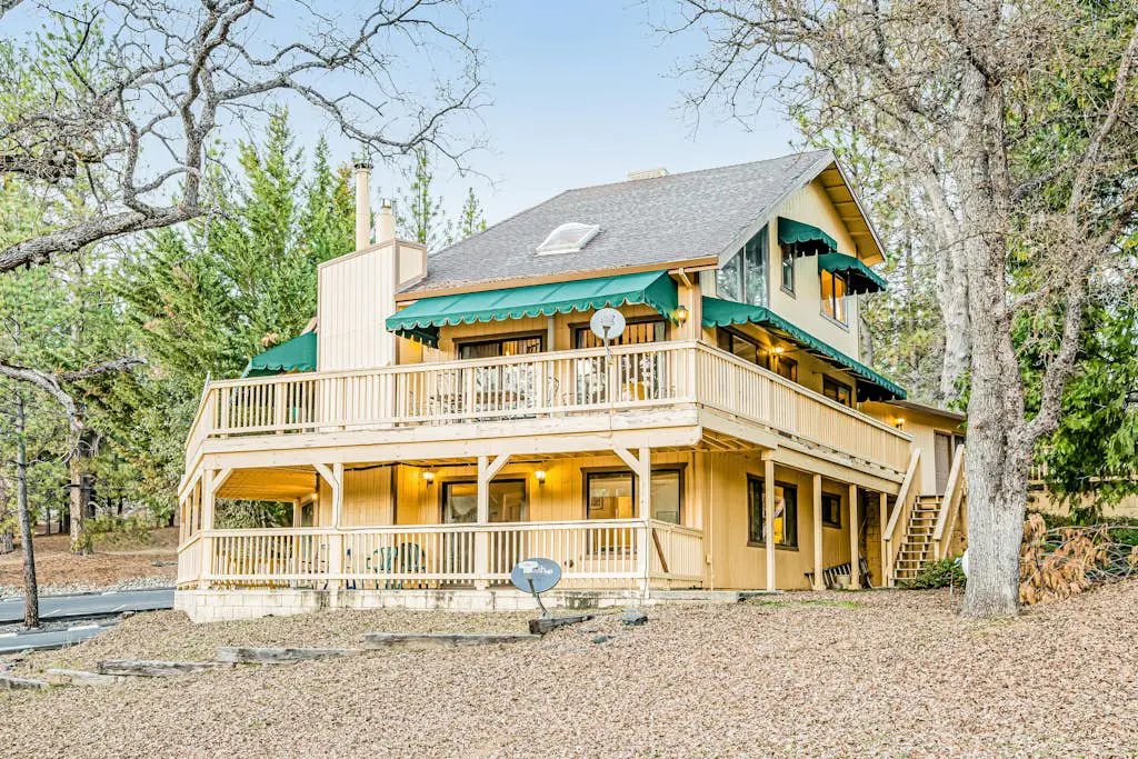Rustic Lakefront Retreat